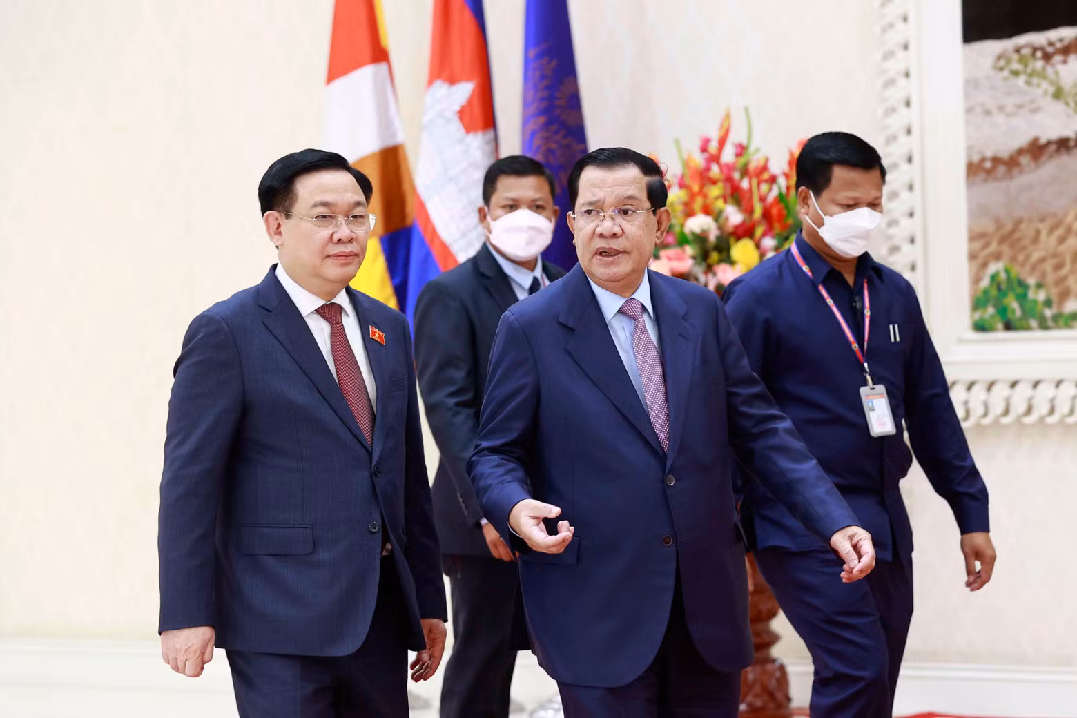 国会主席王廷惠与洪森首相在步入会议厅时交谈。