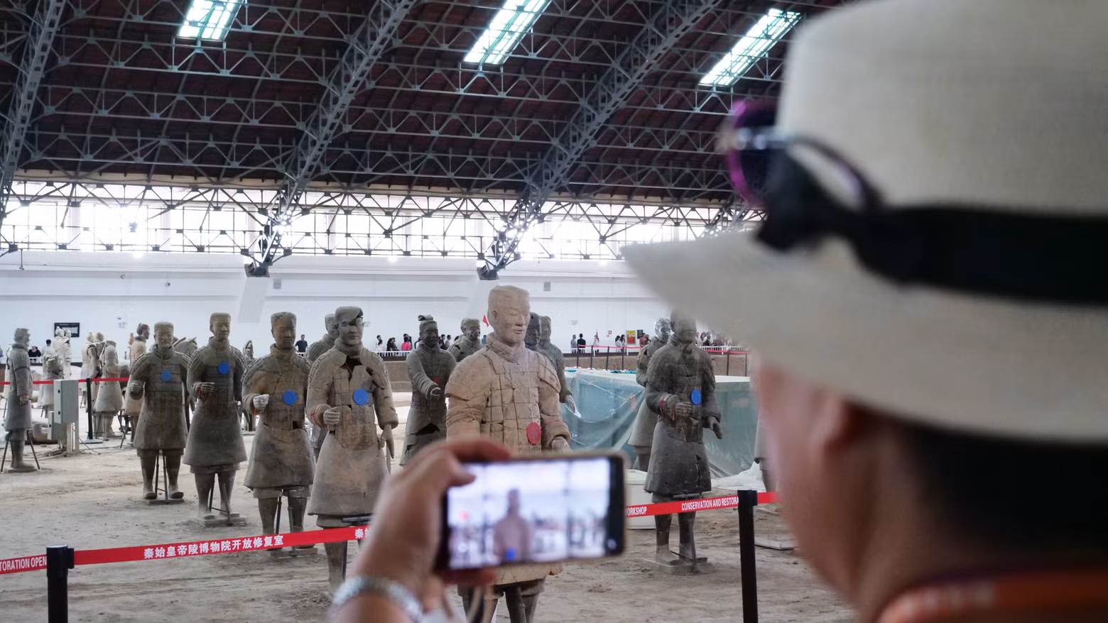 国际媒体代表参观秦始皇兵马俑博物馆。 国际媒体代表参观秦始皇兵马俑博物馆。