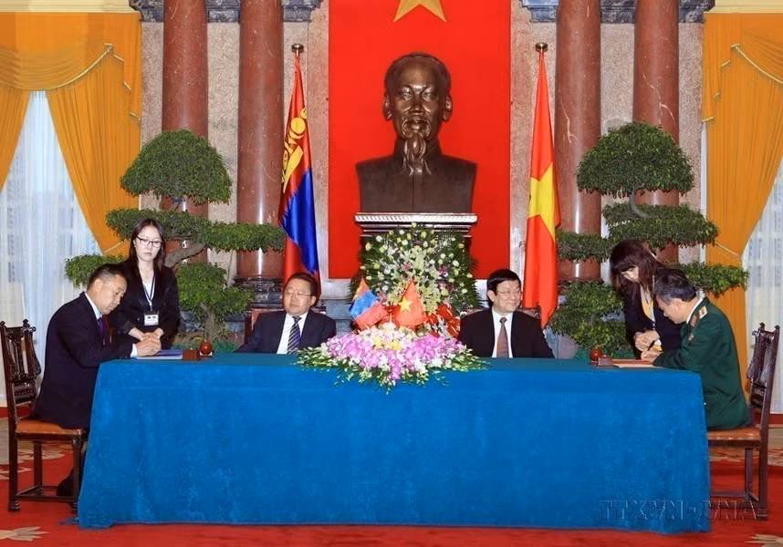越南国家主席张晋创与蒙古国总统额勒贝格道尔吉出席两国国防部防务合作备忘录签署仪式（2013年）。