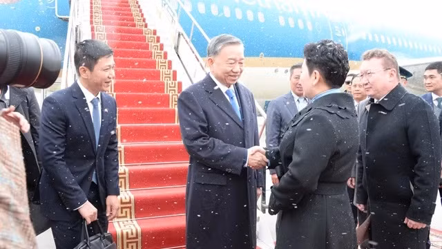蒙古国外交部长巴特蒙赫·巴特策策格在机场迎接。 蒙古国外交部长巴特蒙赫·巴特策策格在机场迎接。