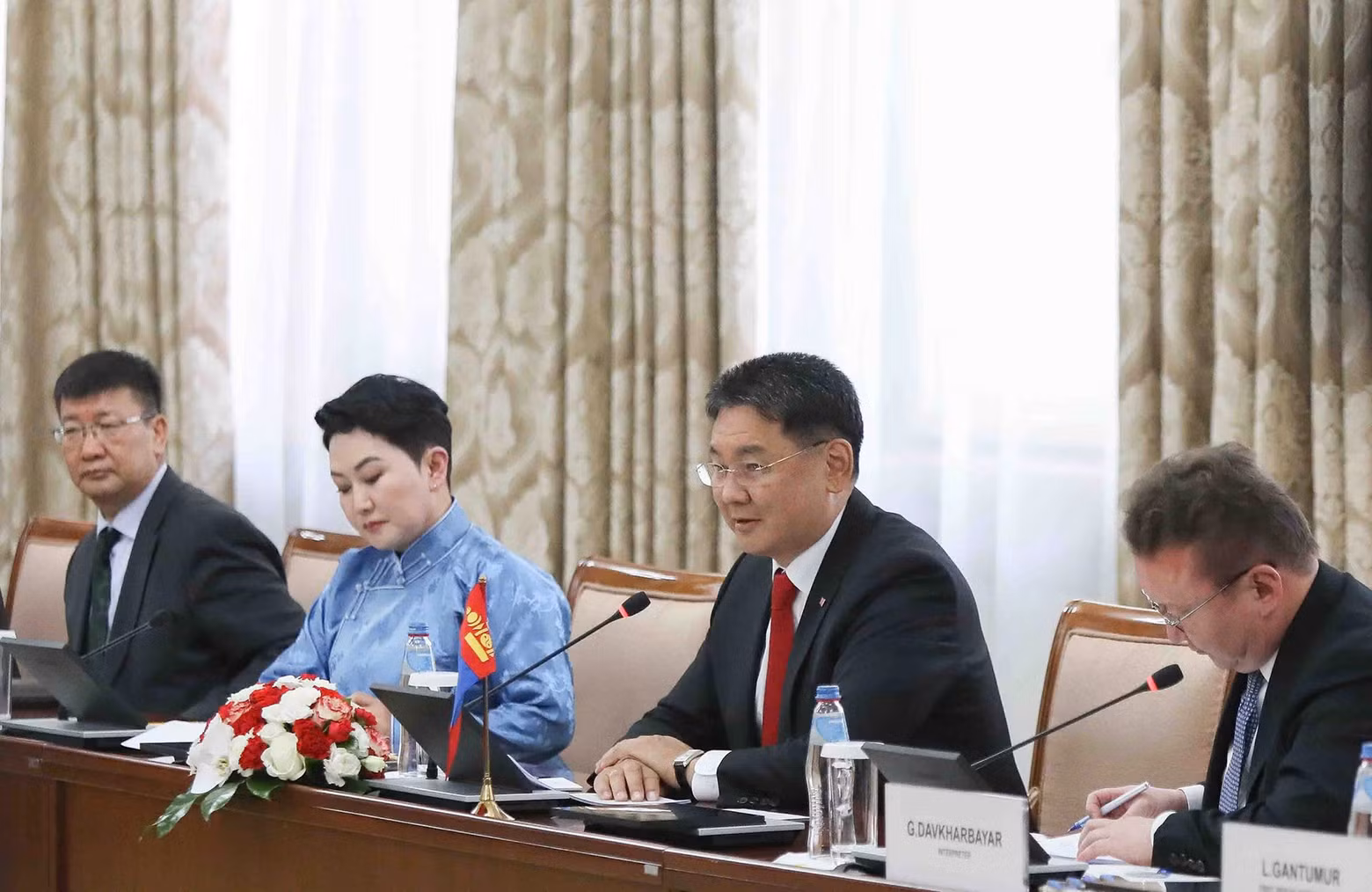 蒙古国总统乌赫那·呼日勒苏赫致辞。