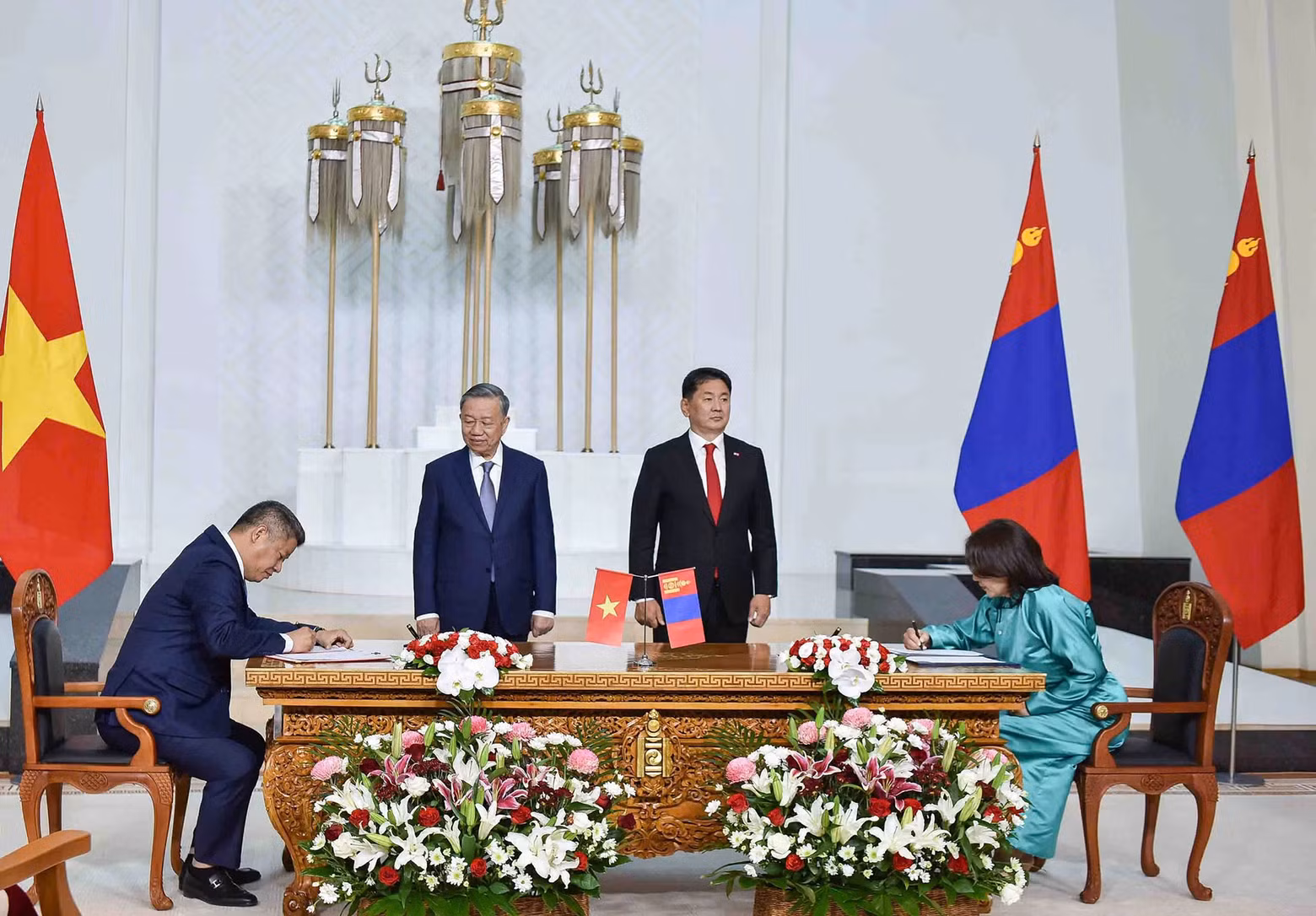 苏林总书记、国家主席与乌赫那·呼日勒苏赫总统共同见证两国各部门签署合作协议。