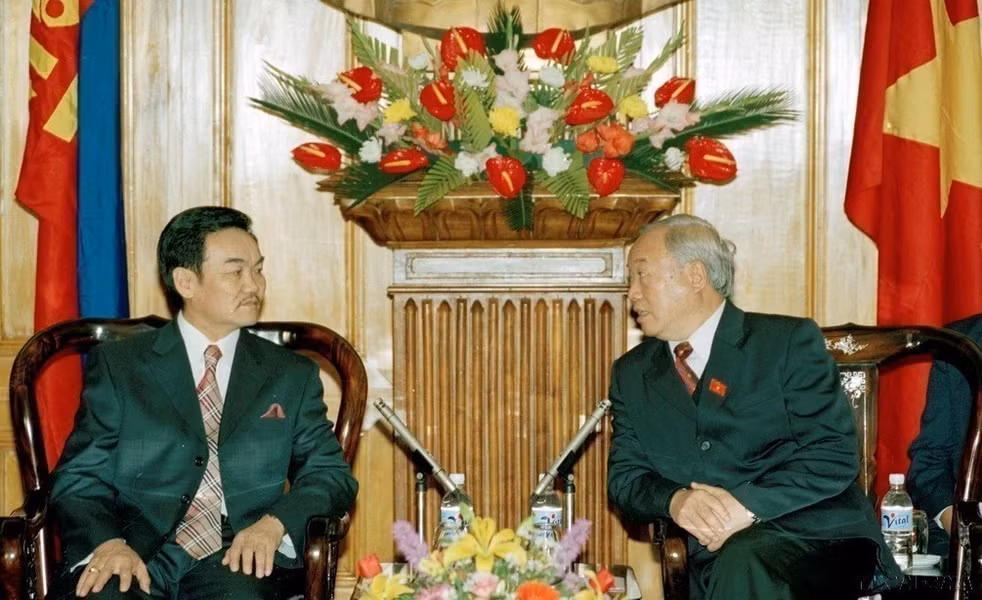 越南国会主席阮文安会见对越南进行正式友好访问的蒙古国总统那楚克·巴嘎班迪（200年）。