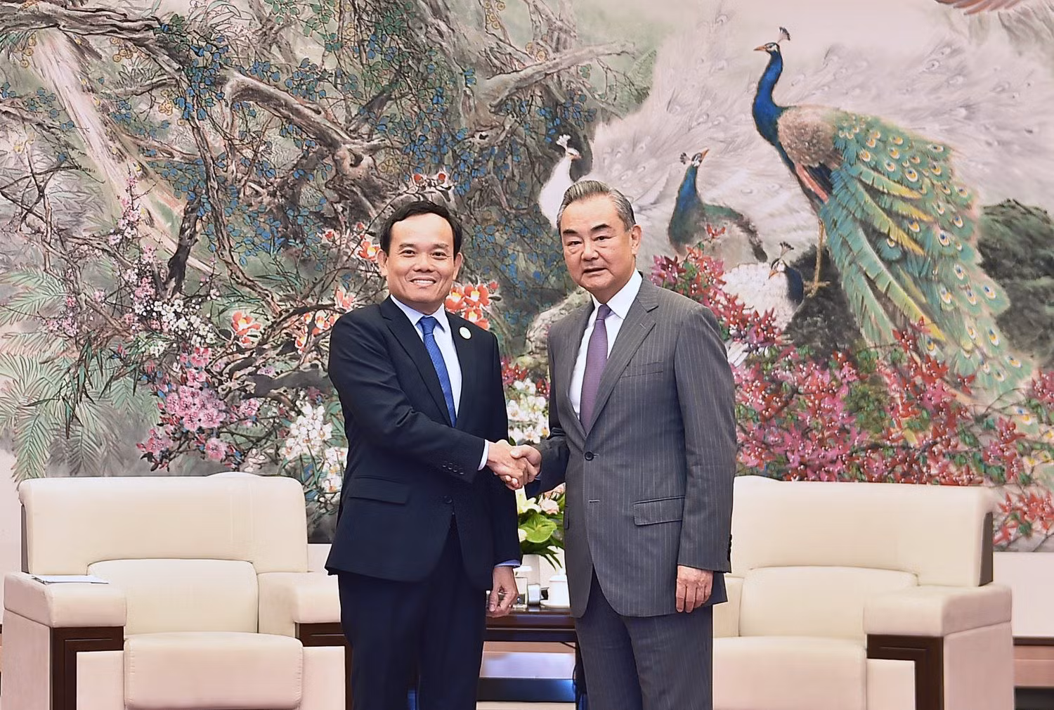 陈流光副总理和中国外交部部长王毅。