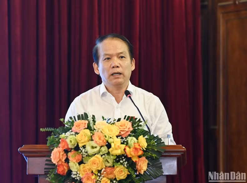 越南国会法律委员会主任黄青松发表意见。