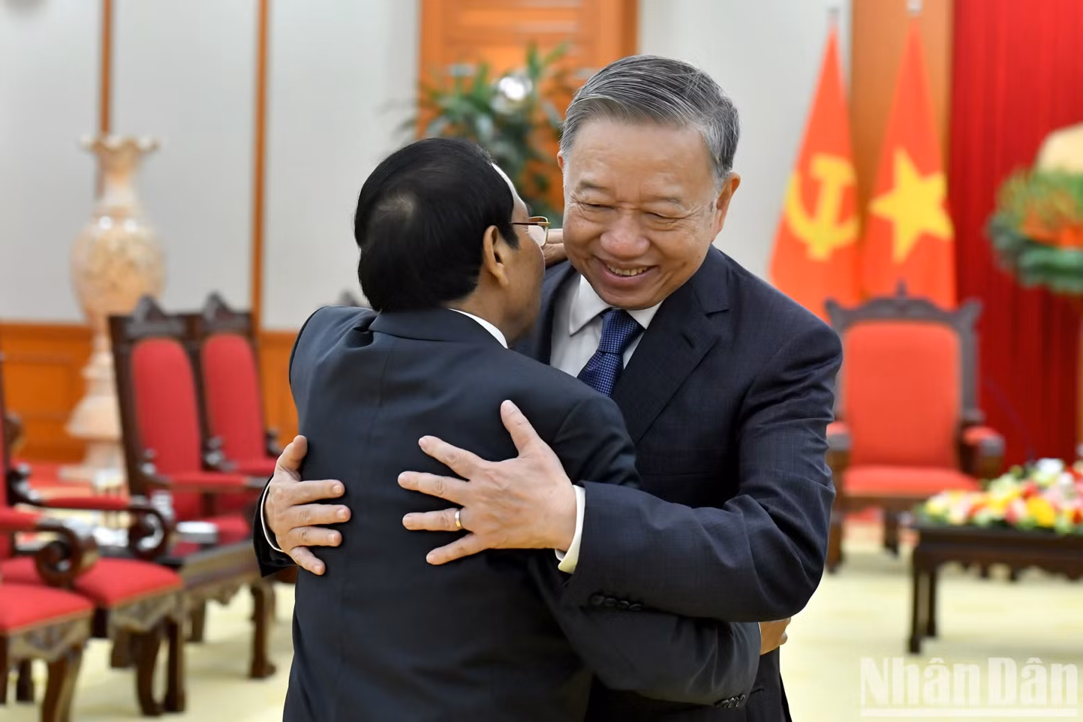 苏林总书记欢迎老挝人民革命党中央政治局委员、中央书记处常务书记兼老挝国家副主席本通·吉玛尼。