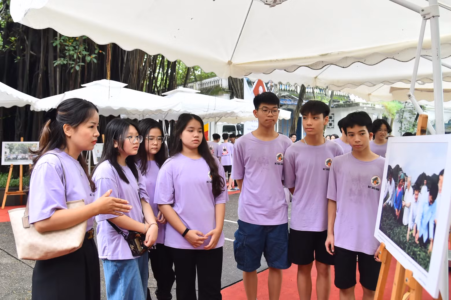 河内市巴亭郡阮公著初中学校师生们参观展览会。 河内市巴亭郡阮公著初中学校师生们参观展览会。