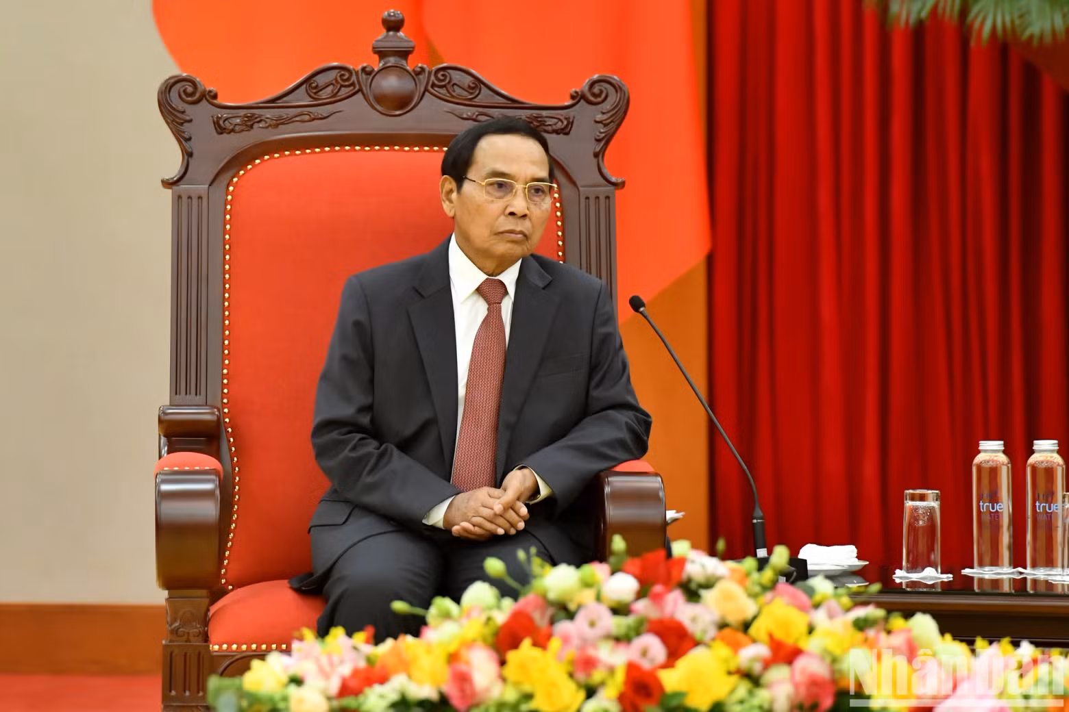 老挝人民革命党中央政治局委员、中央书记处常务书记兼老挝国家副主席本通·吉玛尼在会见中发表讲话。