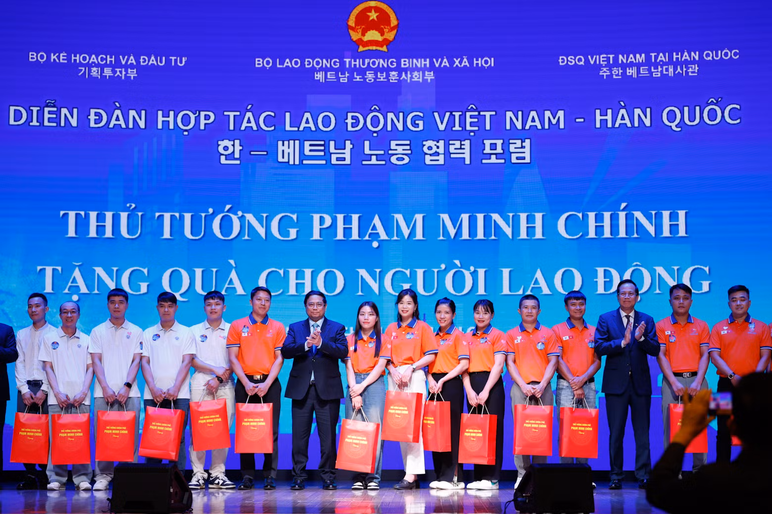 范明正总理向在韩国工作的越南劳动者赠送礼物。
