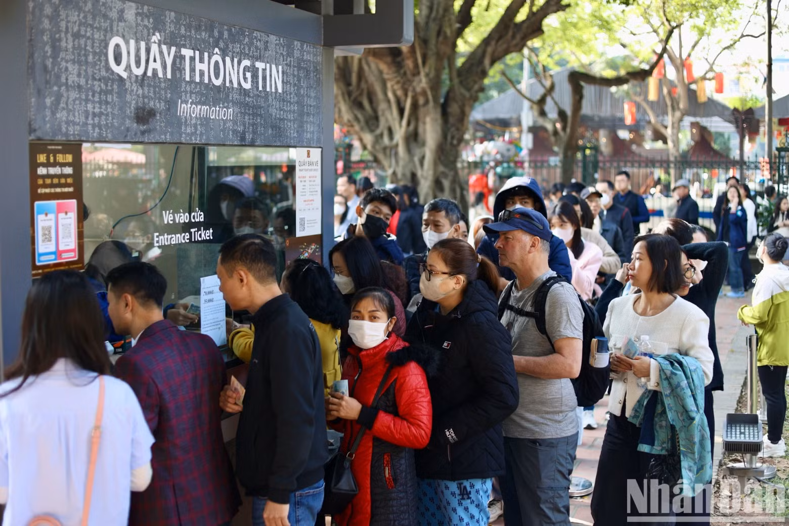 游客早早就排队购买进入文庙-国子监的门票。 据记者了解，该地区周边部分道路出现局部拥堵。