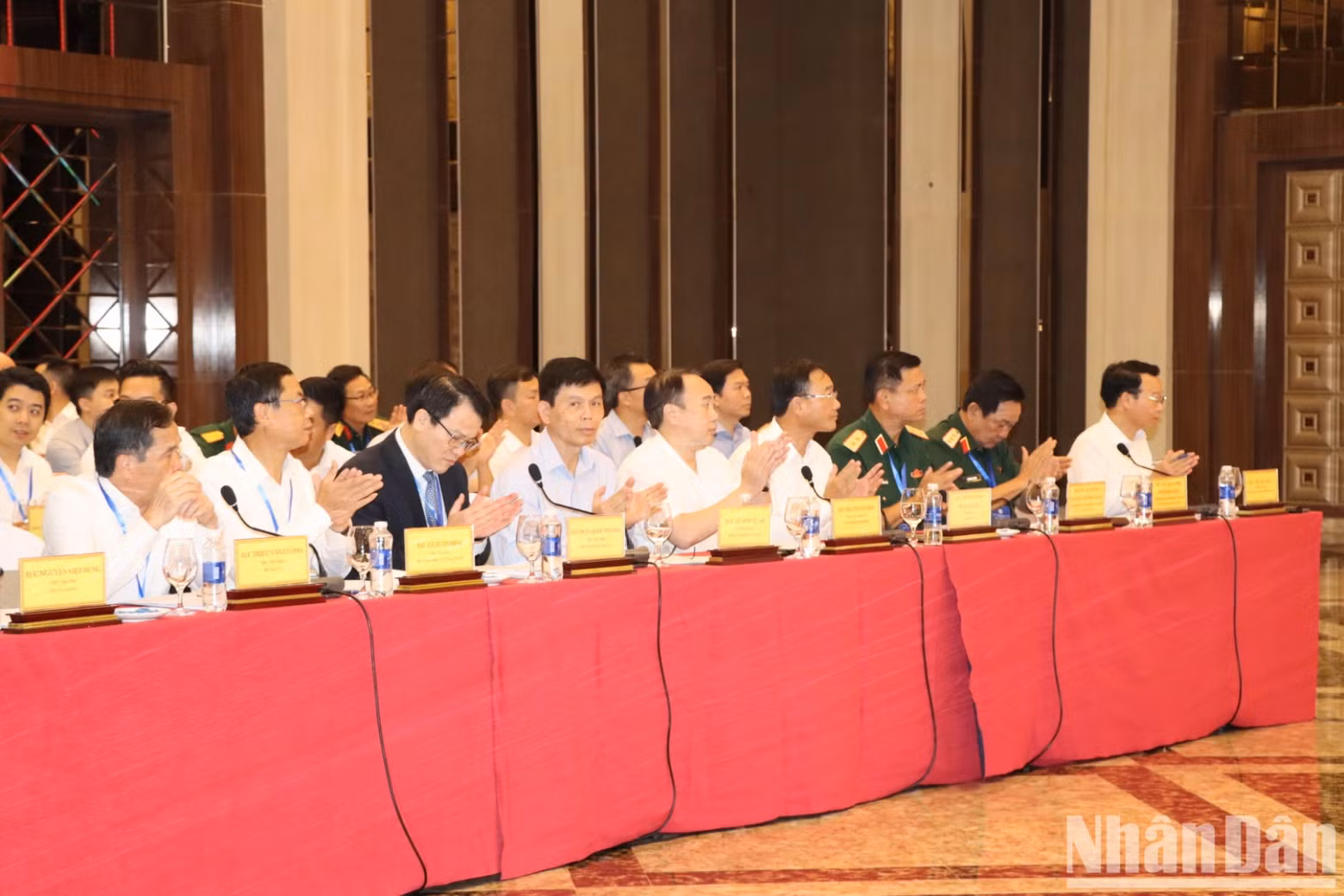 越南政府工作代表团成员出席会议。