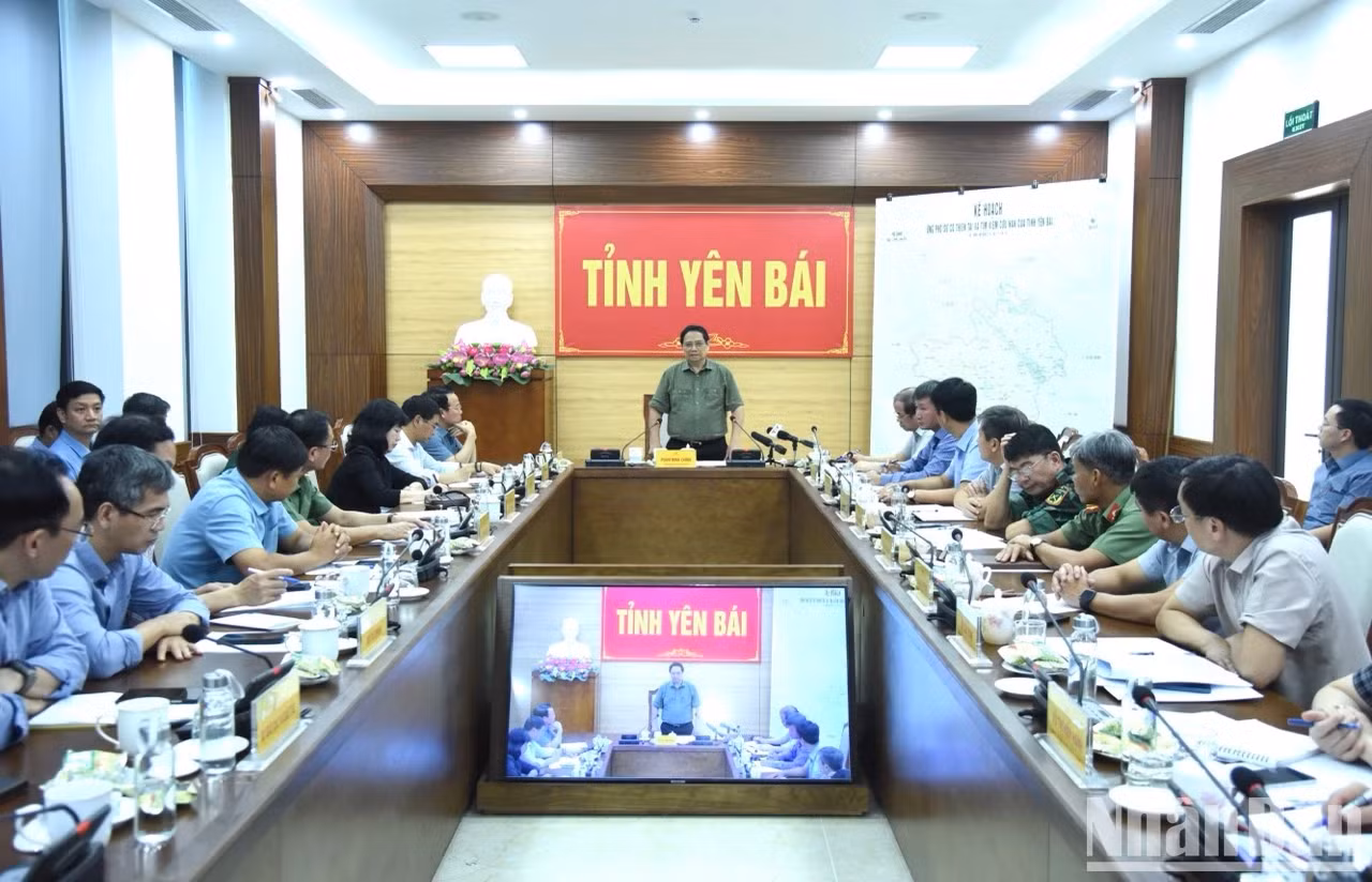 范明正总理同安沛省领导代表举行工作会议。
