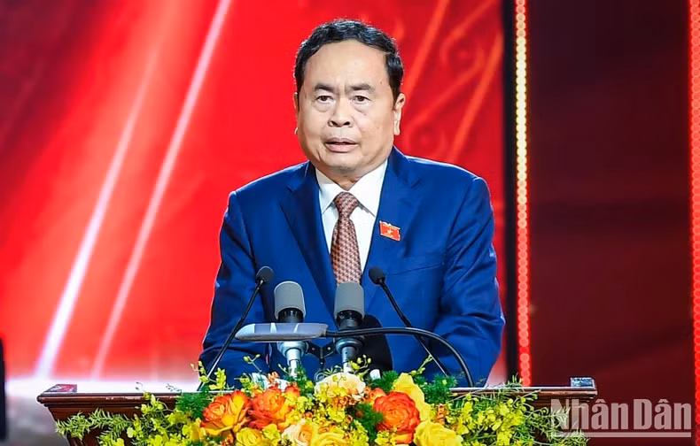 越南国会常务副主席、延洪奖指导委员会主任陈青敏在仪式上发表讲话。 越南国会常务副主席、延洪奖指导委员会主任陈青敏在仪式上发表讲话。