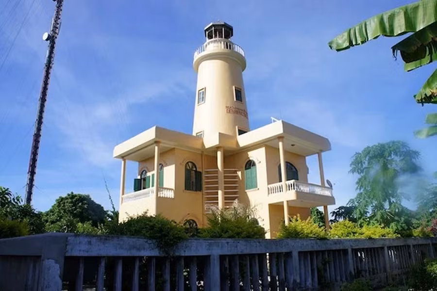 站在灯塔上，草洲岛的美景尽收眼底，是游客观赏这片宁静美景的绝佳之地。