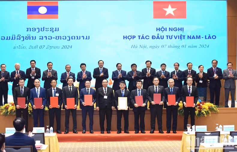 两国总理共同见证两国合作谅解备忘录文本交换仪式。