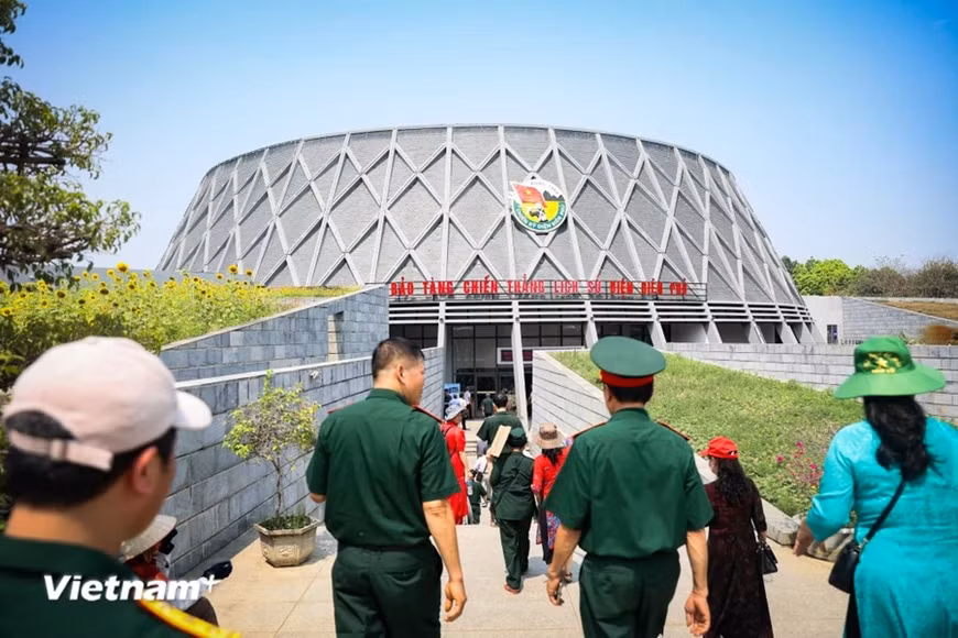 成千上万名游客踊跃前来奠边省探寻“红色之旅”【组图】 ảnh 1