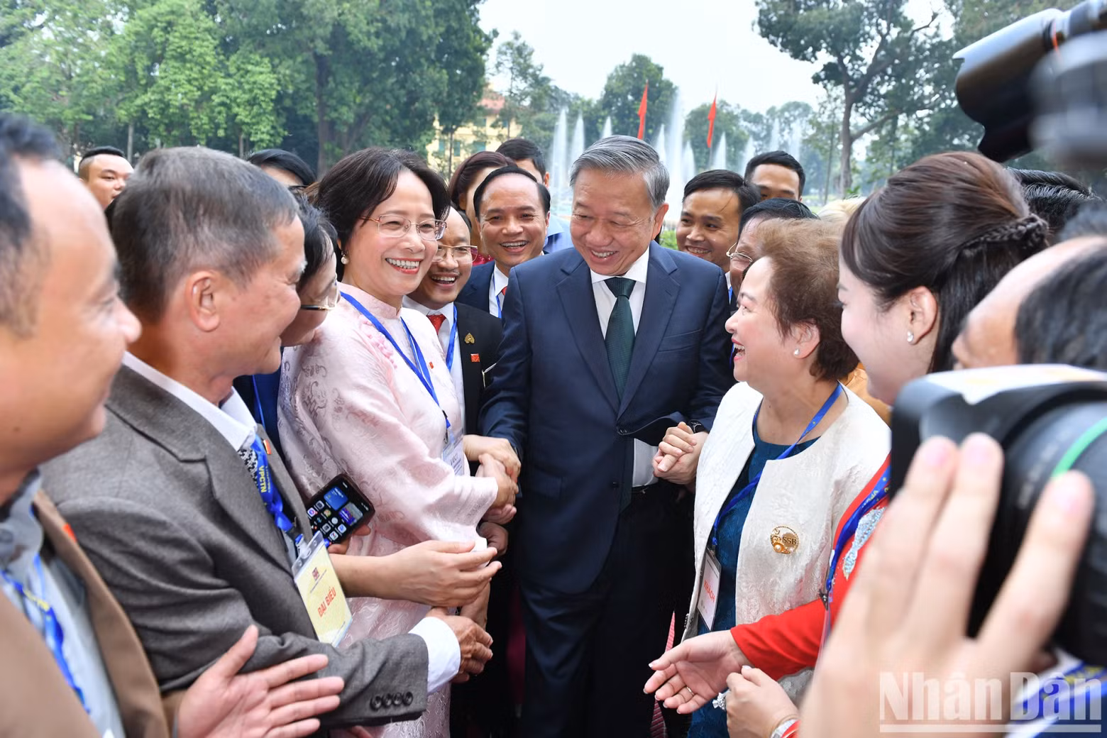 苏林总书记、国家主席与优秀企业家代表。