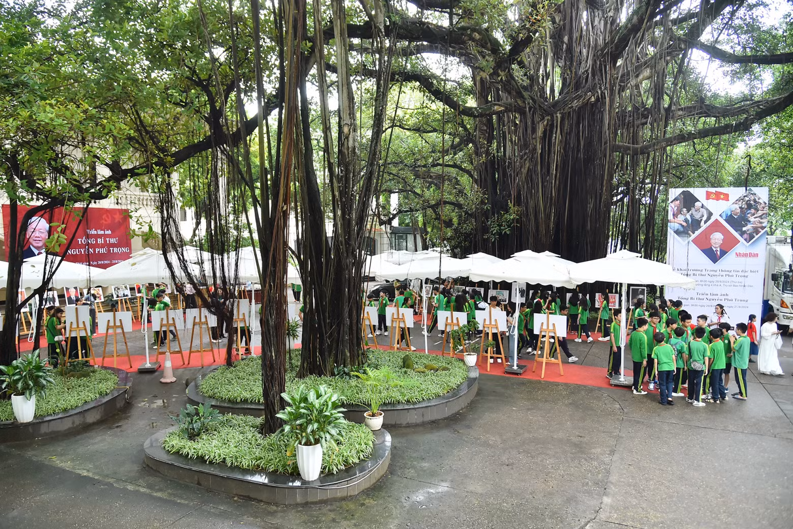 阮富仲总书记图片展吸引许多学生们前来参观了解。 阮富仲总书记图片展吸引许多学生们前来参观了解。