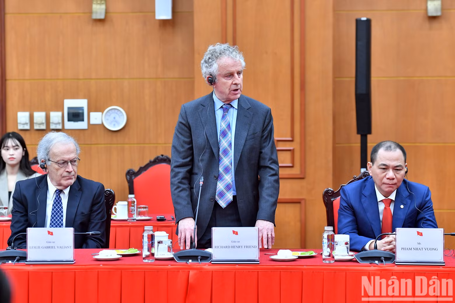 专家、科学家代表在会上发言。