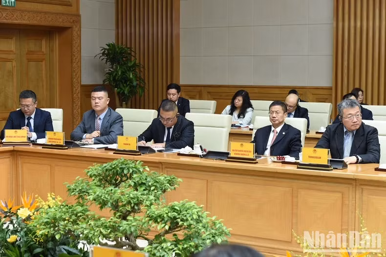 中国绿色经济和数字经济的各家龙头集团代表团出席座谈会。 中国绿色经济和数字经济的各家龙头集团代表团出席座谈会。