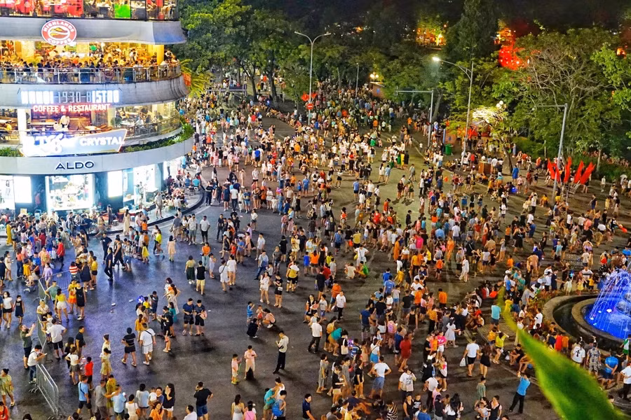 还剑湖步行街每逢周末都吸引众多市民和游客前来游玩。 还剑湖步行街每逢周末都吸引众多市民和游客前来游玩。