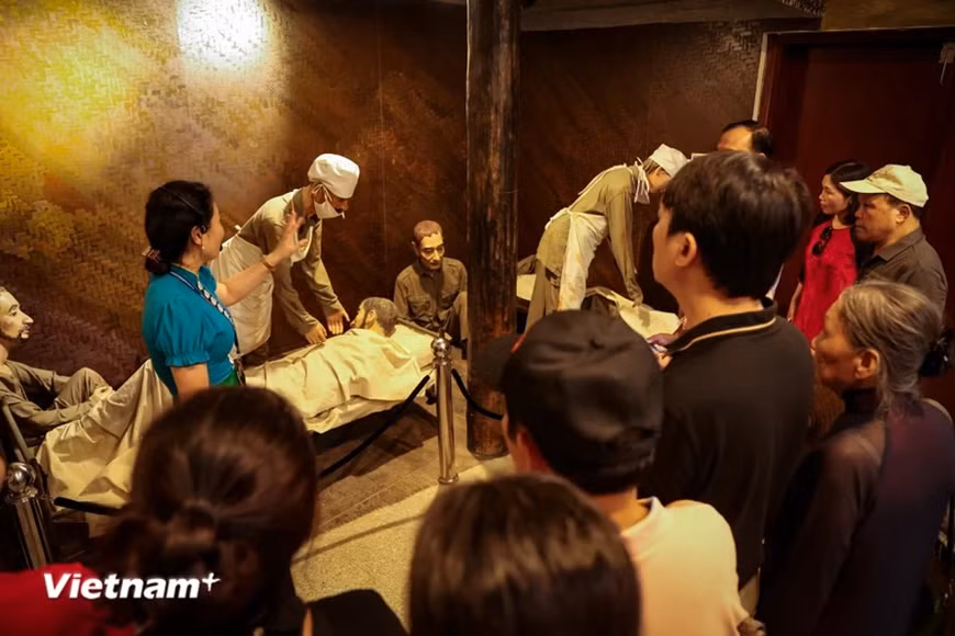 成千上万名游客踊跃前来奠边省探寻“红色之旅”【组图】 ảnh 3