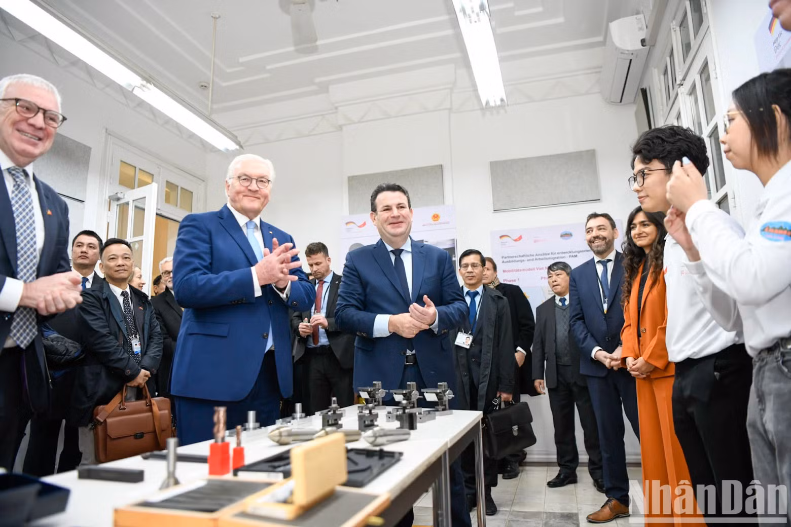 德国总统施泰因迈尔已同准备赴德学习和工作的学生和学员会面,亲切交谈。 德国总统施泰因迈尔已同准备赴德学习和工作的学生和学员会面,亲切交谈。