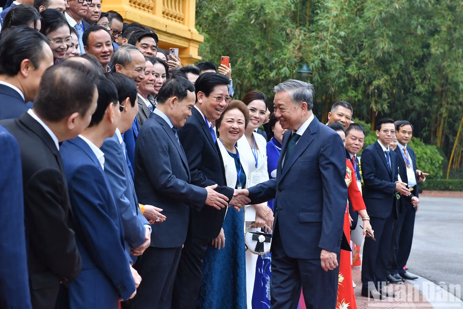 苏林总书记、国家主席与优秀企业家代表。
