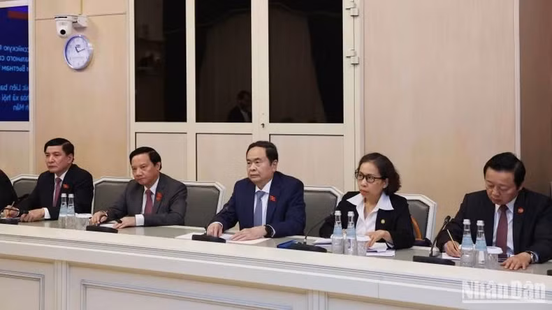 国会主席陈青敏以及越南代表团成员出席会谈。 国会主席陈青敏以及越南代表团成员出席会谈。