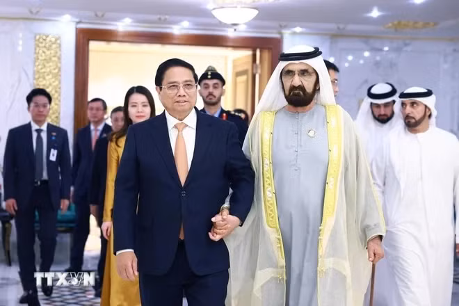 越南政府总理范明政正与阿联酋副总统兼总理穆罕默德·本·拉希德·阿勒马克图姆。