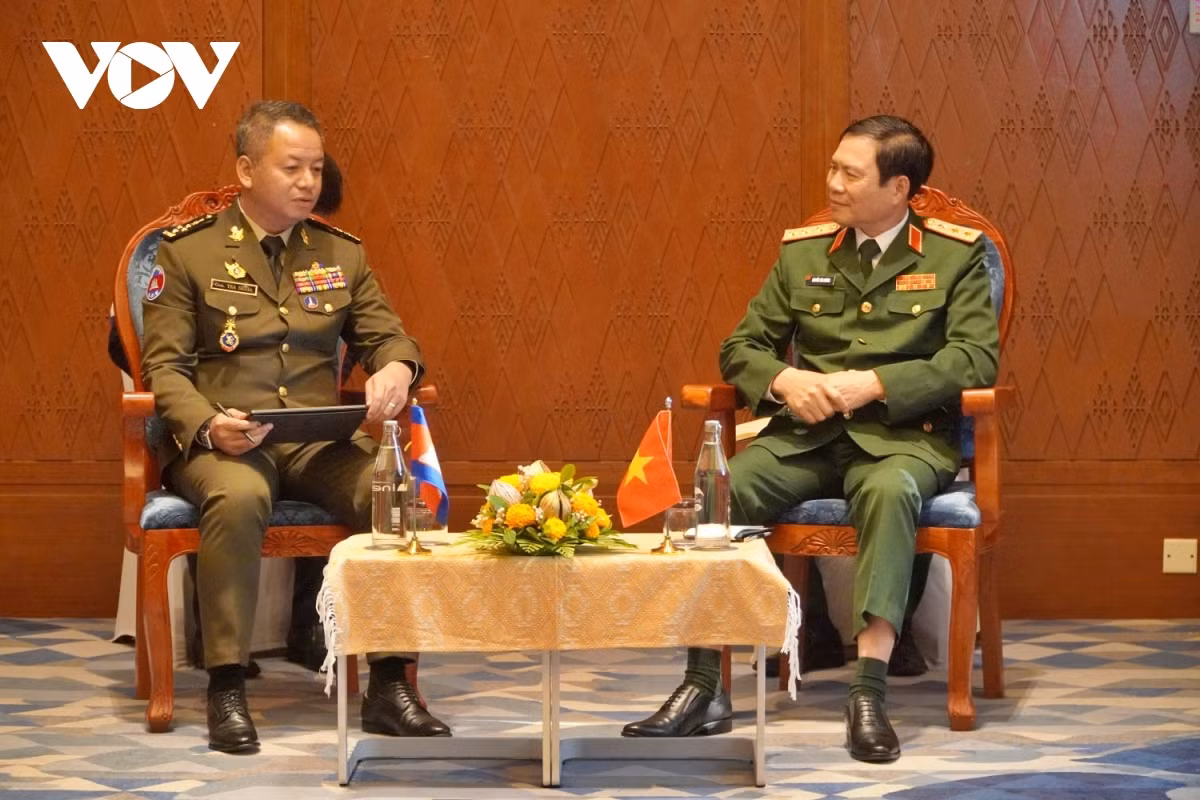 阮新疆上将(右)会见柬埔寨副首相兼国防大臣迪西哈大将。(图片来源:越南之声) 阮新疆上将(右)会见柬埔寨副首相兼国防大臣迪西哈大将。(图片来源:越南之声)