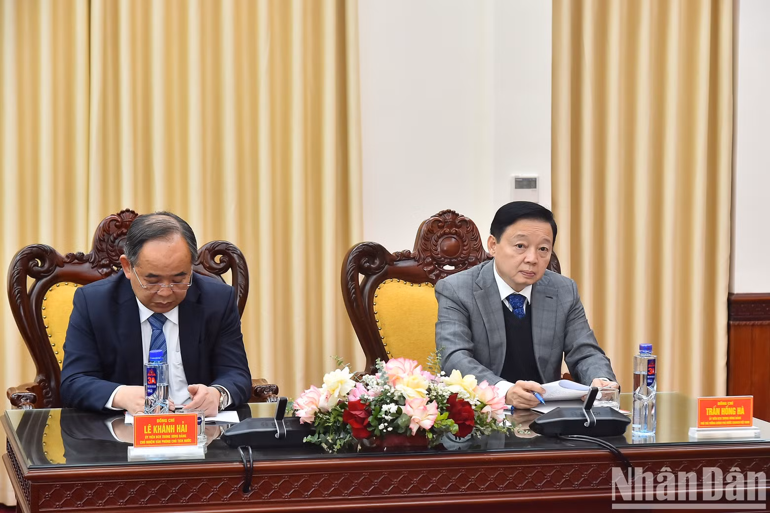 越南政府副总理陈红河、国家主席办公厅主任黎庆海出席会议。