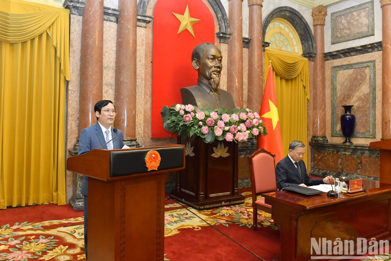 越南工商联合会代表在会上发表讲话。