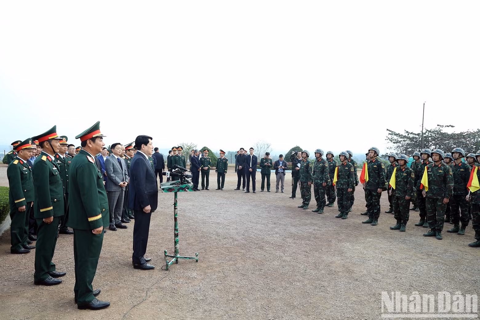 国家主席梁强在视察241旅战备情况时发表讲话。