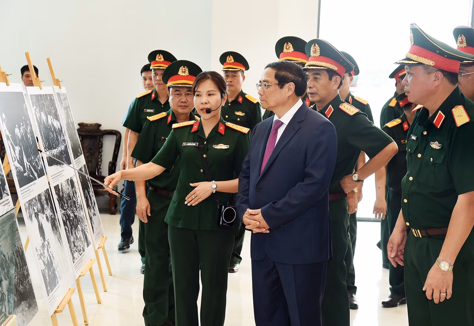 范明正总理参观第十二兵团——长山总公司图片展。