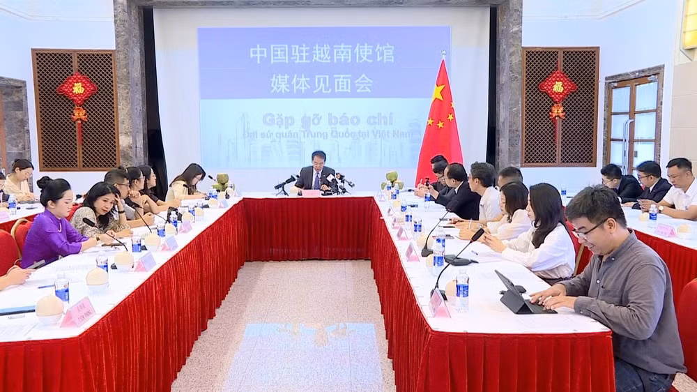 中国驻越使馆媒体见面会。图自越通社
