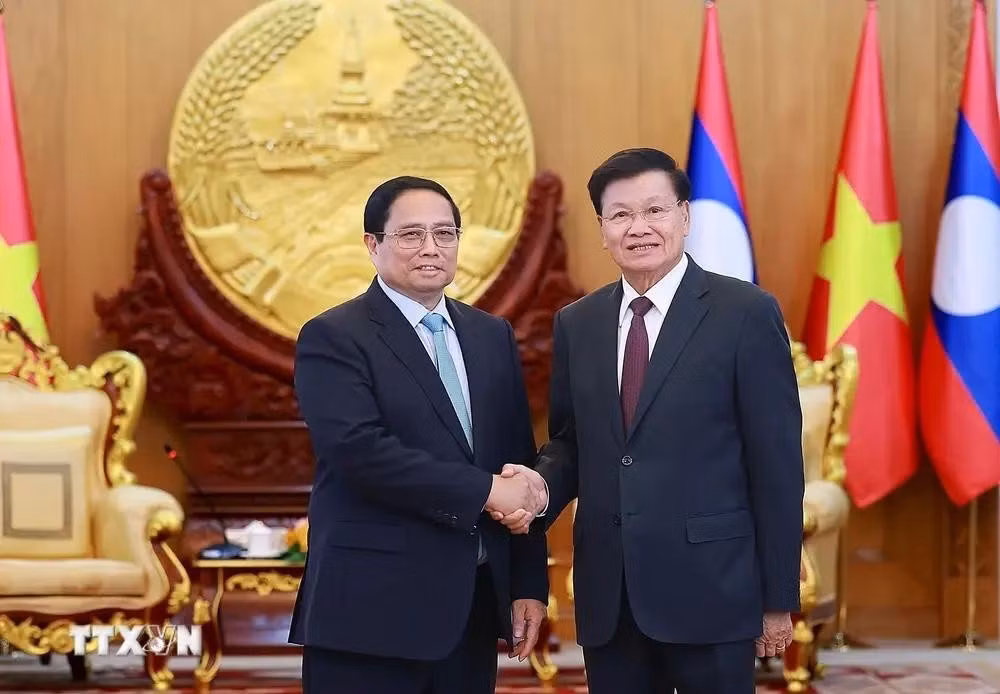 越南政府总理范明正会见老挝人民革命党中央委员会总书记通伦·西苏里。（图片来源：越通社）