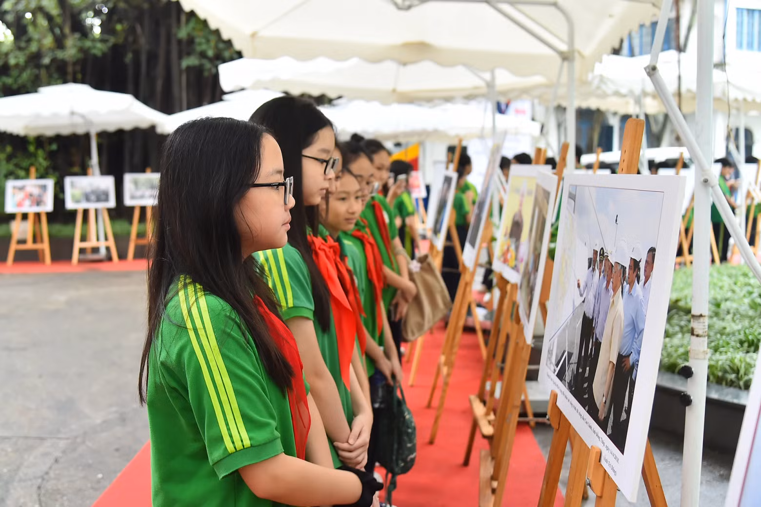 阮智芳初中学生参观展览。 阮智芳初中学生参观展览。