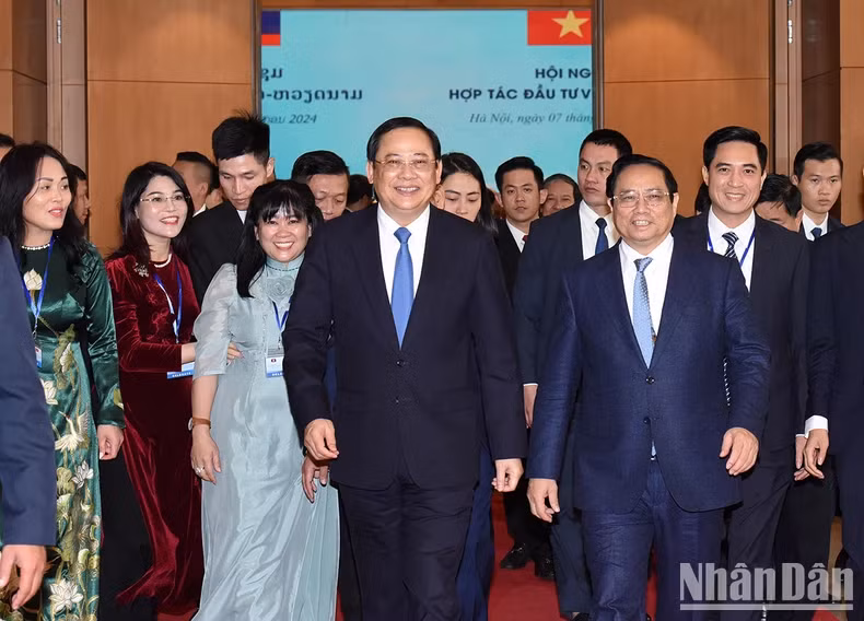 越南政府总理范明正与老挝政府总理宋赛·西潘敦出席越老政府间委员会第46次会议。
