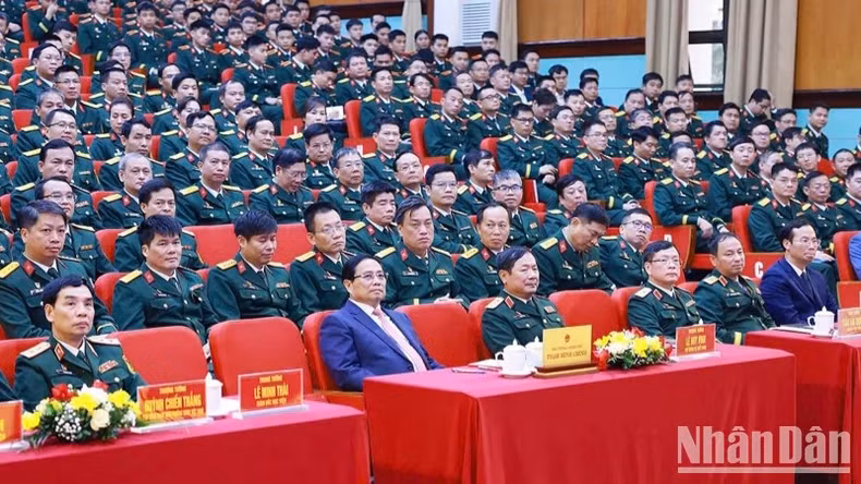 范明正总理出席会议。 范明正总理出席会议。