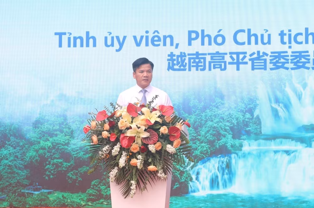 高平省人民委员会副主席郑长辉发表讲话。（图片来源：越通社）