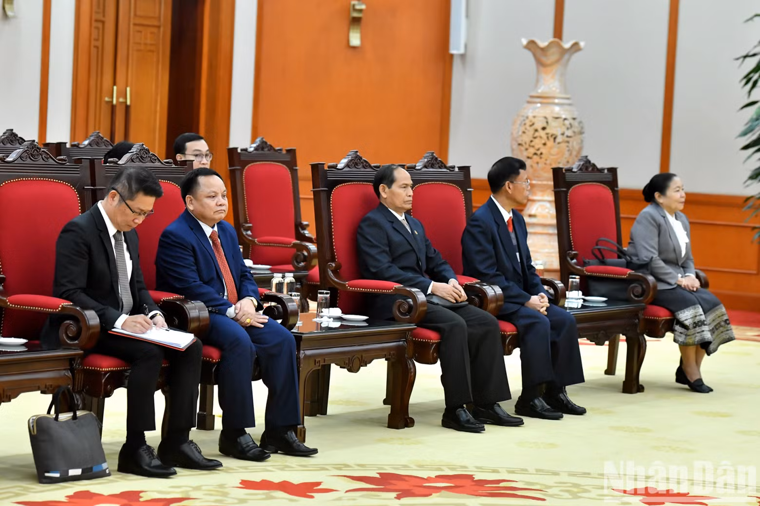 老挝代表出席会见。