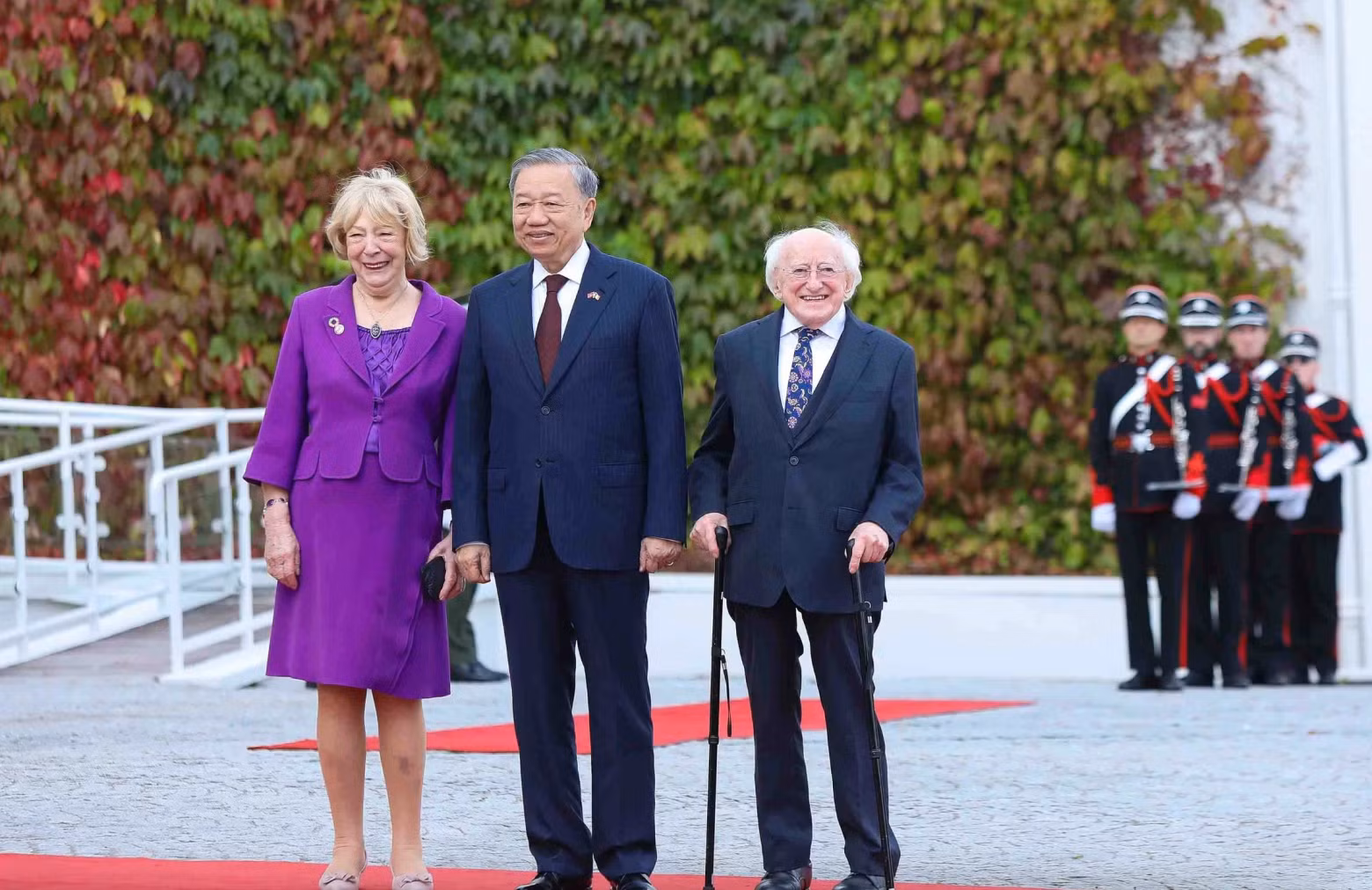 爱尔兰总统迈克尔·希金斯及夫人迎接苏林总书记、国家主席。 爱尔兰总统迈克尔·希金斯及夫人迎接苏林总书记、国家主席。