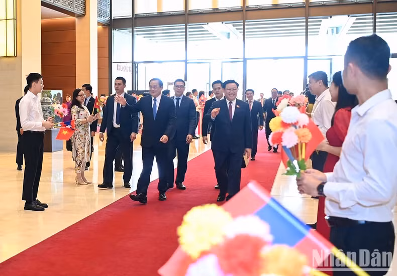越南国会办公厅青年团员欢迎老挝政府总理宋赛·西潘敦。