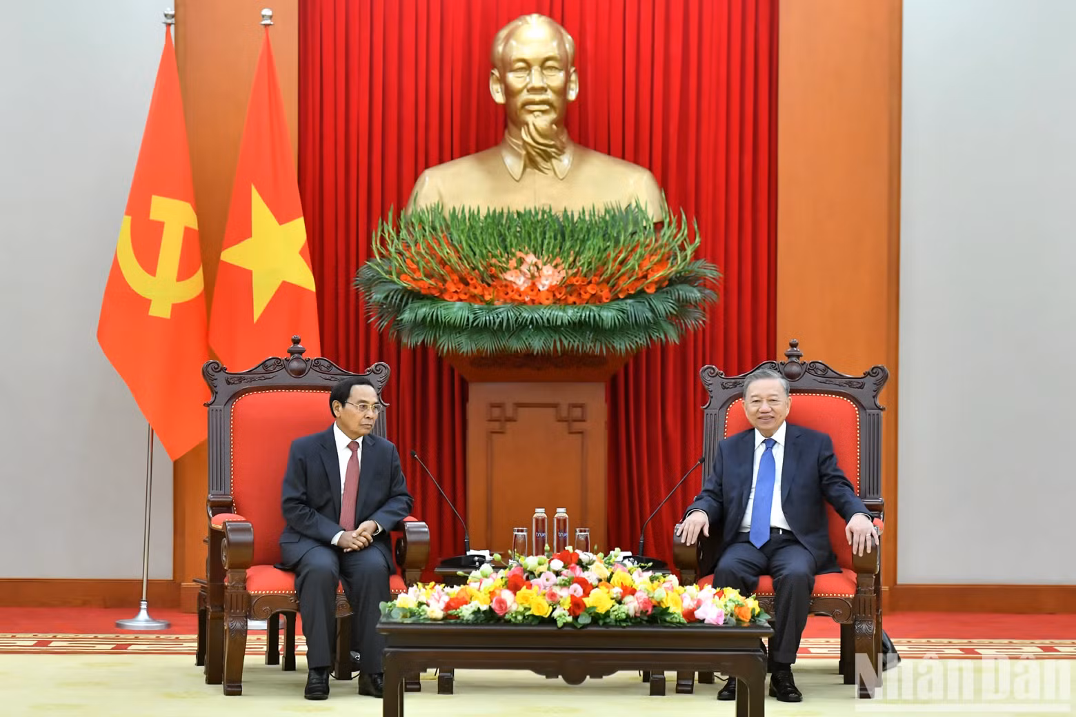 苏林总书记会见老挝人民革命党中央政治局委员、中央书记处常务书记兼老挝国家副主席本通·吉玛尼。
