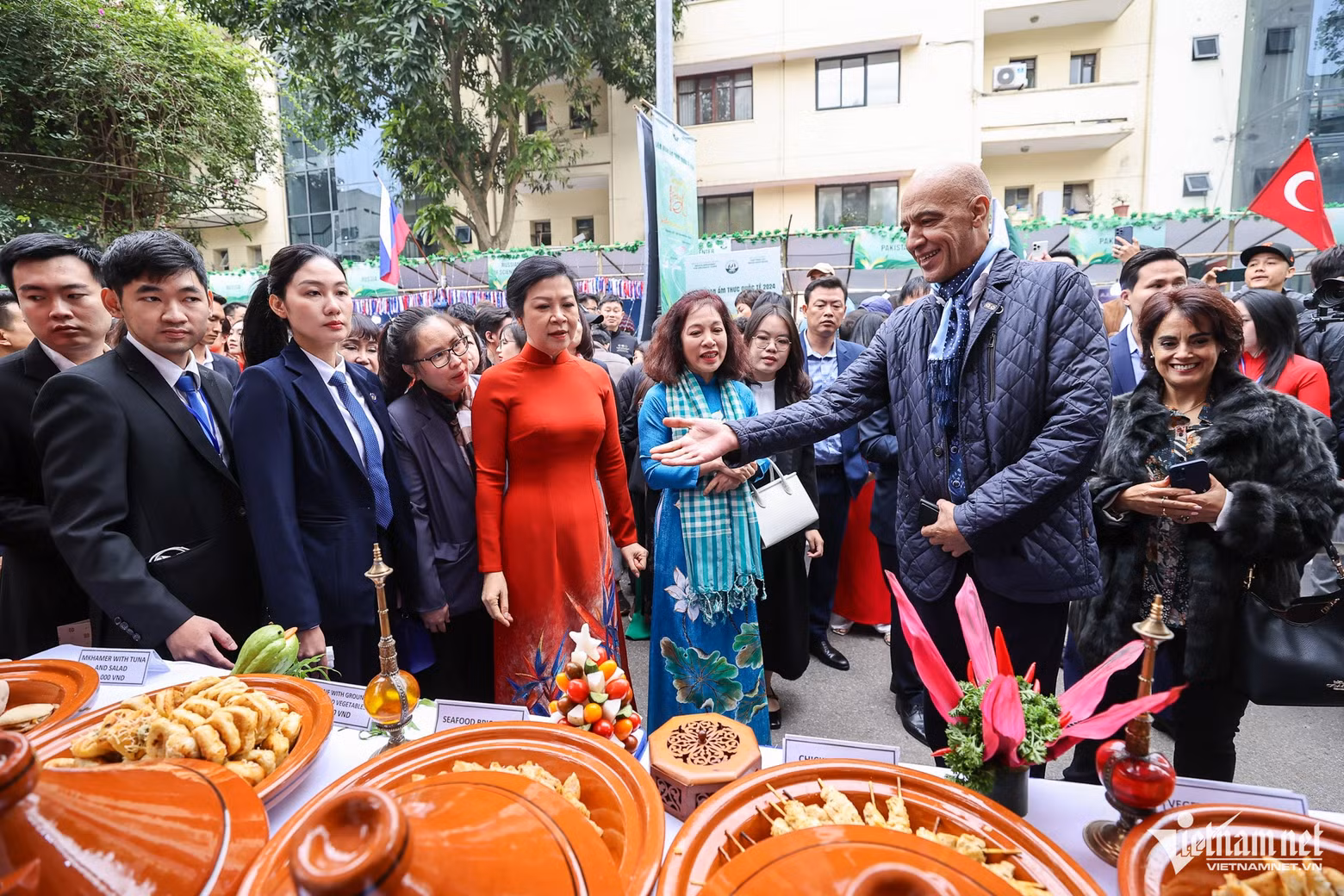 苏林总书记夫人吴芳璃出席2024年国际美食节。 苏林总书记夫人吴芳璃出席2024年国际美食节。