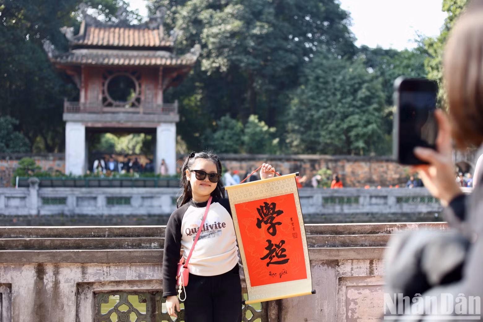 除了求字，人民还在文庙参观、拍照留念。