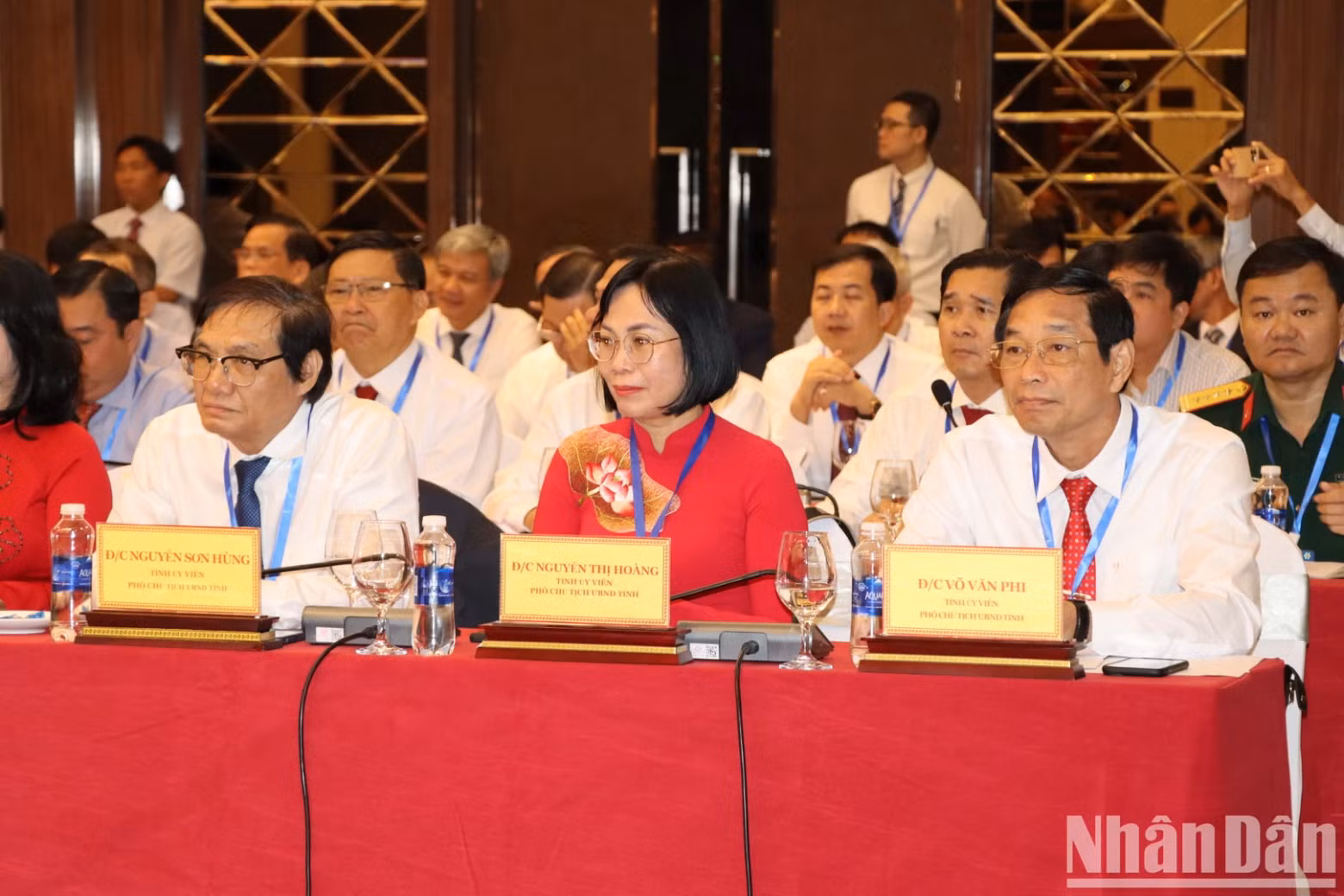 同奈省人民委员会领导代表出席会议。