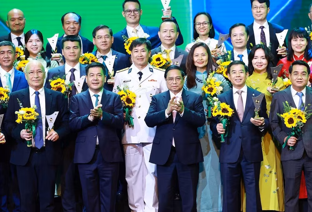 范明正总理与获得2024年“国家品牌”称号的企业代表合影。
