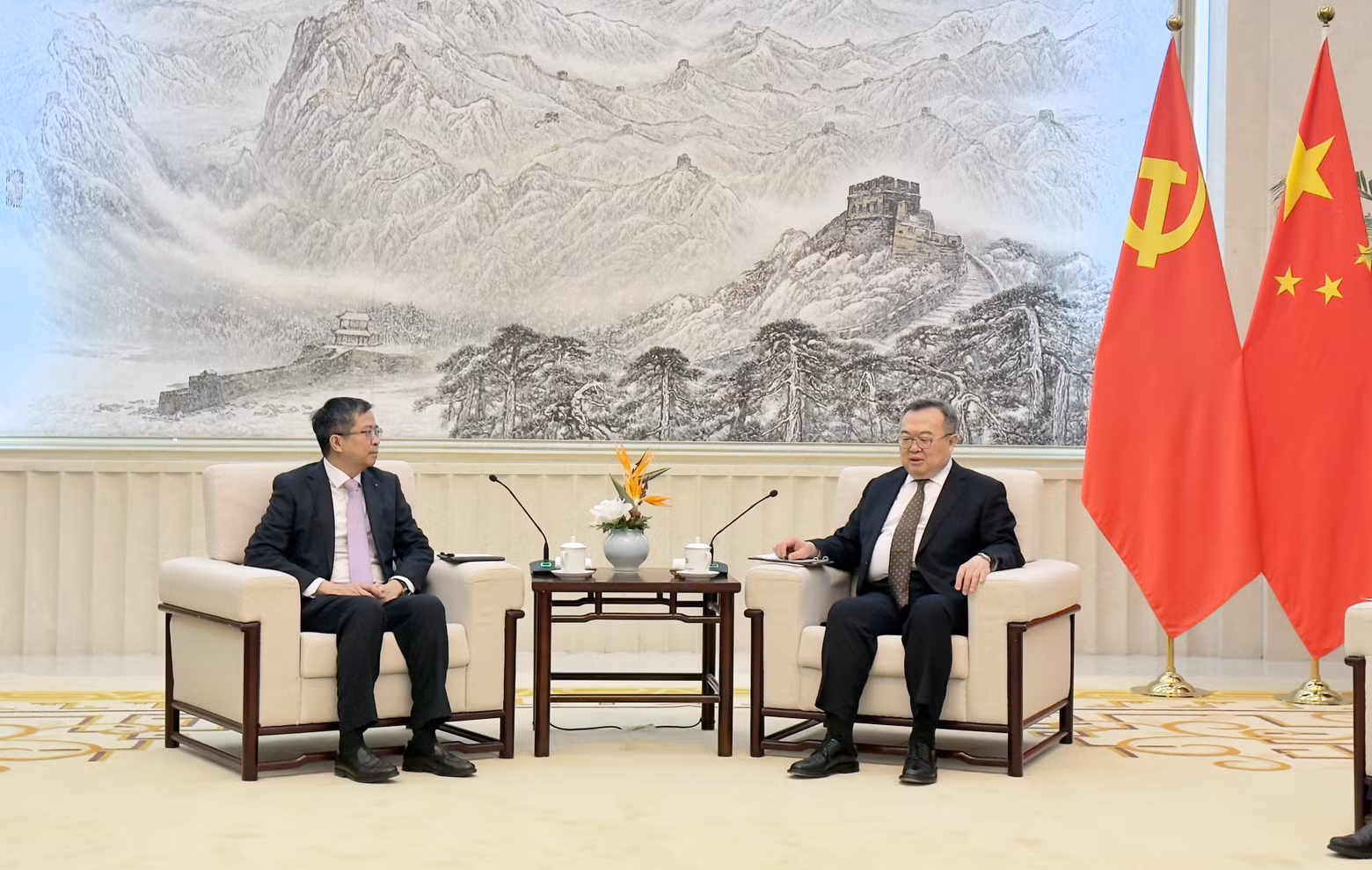 越南驻华大使范清平与中国共产党中央对外联络部部长刘建超。
